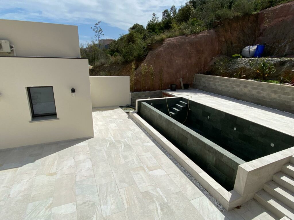 Argelès-sur-Mer, Pyrénées-Orientales, maçonnerie extérieure, 66, MV Constructions, sur mesure, construction de piscine, maçonnerie, aménagement extérieur, travaux, installation de piscine, piscine moderne, piscine à débordement, piscine biologique, maçonnerie paysagère